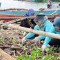 Ketua Umum Ikatan Alumni Pertanian Unila Elvira Umihani saat membersihkan pantai Lempasing Pesawaran. Foto: Wildanhanafi/berandalappung.com