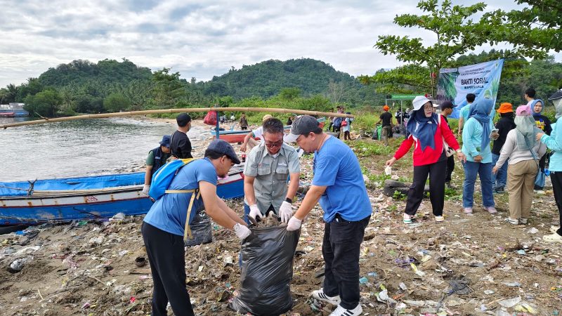 Direktur Bisnis sekaligus Alumni Pertanian Unila Bersih-bersih Pantai Lempasing, Pesawaran. Foto: Wildanhanafi/berandalappung.com