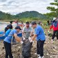 Direktur Bisnis sekaligus Alumni Pertanian Unila Bersih-bersih Pantai Lempasing, Pesawaran. Foto: Wildanhanafi/berandalappung.com