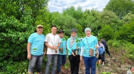 Wakil Bupati Pesawaran terpilih Supriyonto sekaligus Alumni Pertanian Unila tanam pohon Mangrove di Pesisir Pantai Lempasing Pesawaran. Foto: Wildanhanafi/berandalappung.com