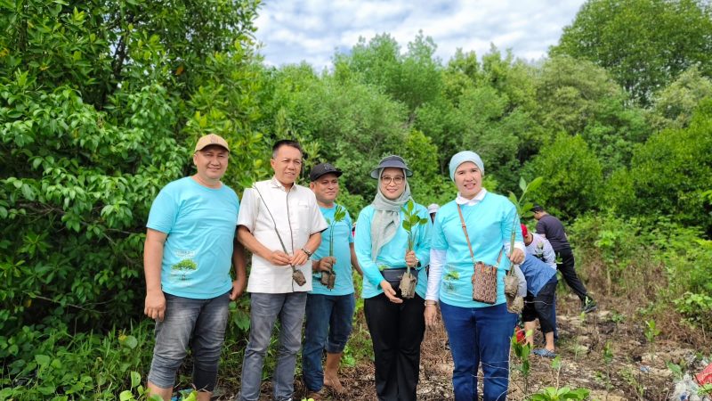 Wakil Bupati Pesawaran terpilih Supriyonto sekaligus Alumni Pertanian Unila tanam pohon Mangrove di Pesisir Pantai Lempasing Pesawaran. Foto: Wildanhanafi/berandalappung.com