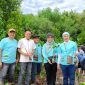 Wakil Bupati Pesawaran terpilih Supriyonto sekaligus Alumni Pertanian Unila tanam pohon Mangrove di Pesisir Pantai Lempasing Pesawaran. Foto: Wildanhanafi/berandalappung.com