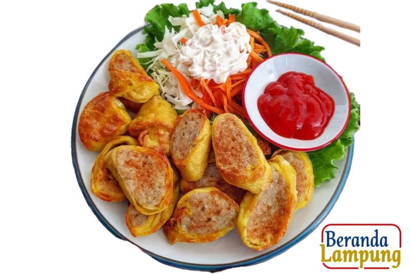 Rolade ayam adalah salah satu menu praktis yang mudah dibuat dan cocok disajikan sebagai lauk untuk keluarga. Dok: Pinterest/berandalappung.com