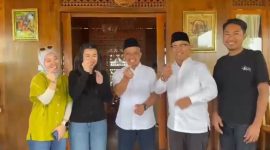 Tangkap Layar Video Riyanto bertemu dengan keluarga Mukhlis Basri usai hidung cepat. 