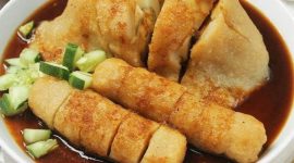 Empek-empek ikan tenggiri, salah satu kuliner khas Palembang. Foto: Pinterest/berandalappung.com