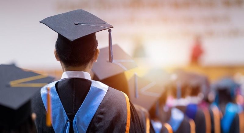 Menjadi guru besar adalah puncak karier akademik yang menunjukkan dedikasi dan kontribusi signifikan terhadap ilmu pengetahuan. Foto: Ist
