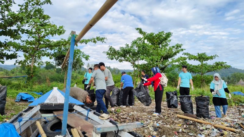 Sampah numpuk di pesisir Pantai Lempasing Pesawaran. Dok: berandalappung.com
