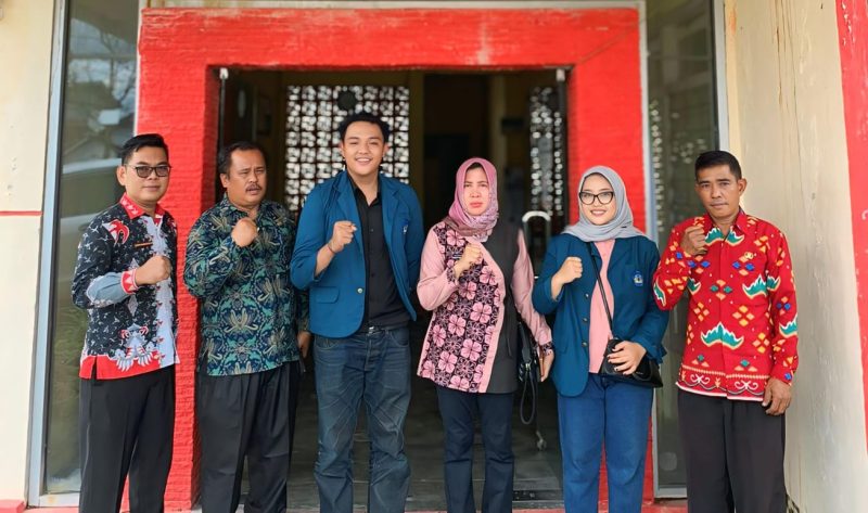 Koordinator Kecamatan Rendy bersama Dosen Pembimbing Lapangan di Kantor Kecamatan Palas. 