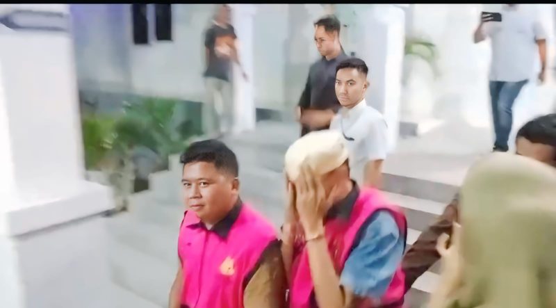 Kejati Lampung menetapkan tiga orang tersangka korupsi perkerjaan pembukaan badan  jalan Pekon Bambang-Batu Bulan Pekon Malaya Kecamatan Lemong, Kabupaten Pesisir Barat. 