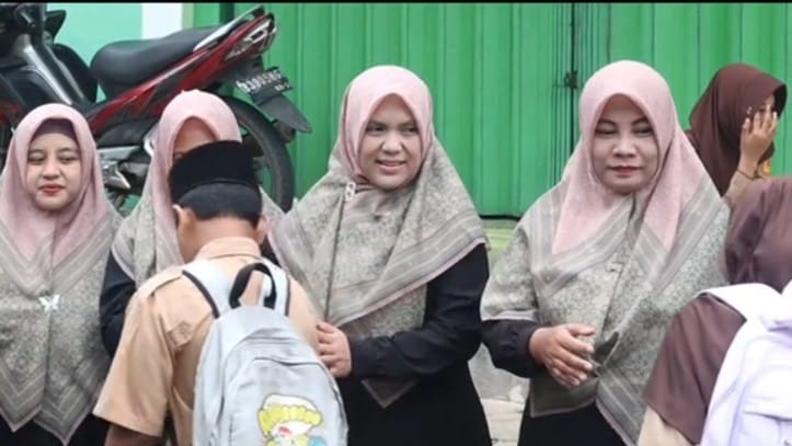 Betty, yang kini resmi menjadi Wakil Ketua TP PKK Lampura, mengungkapkan bahwa profesinya sebagai guru merupakan panggilan hati.