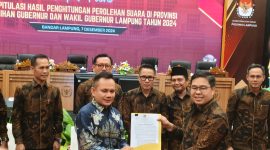 Ketua Bawaslu Provinsi Lampung Iskardo P.Panggar bersama Ketua KPU Provinsi Lampung Foto: Wildanhanafi/berandalappung.com