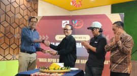 Aktivis HAM Hariz Azhar diacara HUT Ke-14 Fajar Sumatra bersama Direktur Deni Kurniawan dan didampingi Oleh Tenaga Ahli Pj Gubernur Lampung Ganjar Jationo dan Pengusaha media ternama Abung. Foto: Wildanhanafi/berandalappung.com