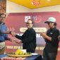 Aktivis HAM Hariz Azhar diacara HUT Ke-14 Fajar Sumatra bersama Direktur Deni Kurniawan dan didampingi Oleh Tenaga Ahli Pj Gubernur Lampung Ganjar Jationo dan Pengusaha media ternama Abung. Foto: Wildanhanafi/berandalappung.com