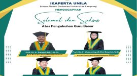 Elvira Umihani, memberikan ucapan selamat kepada empat dosen Fakultas Pertanian Universitas Lampung yang resmi dikukuhkan sebagai Guru Besar. Dokumen: Ikaperta Unila. 