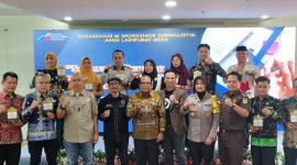 PJ gubernur Lampung Samsudin dan para penerima Penghargaan Nominasi pengelolaan Website SMA SMK dan Madrasah di Lampung. Foto: Wildanhanafi/berandalappung.com