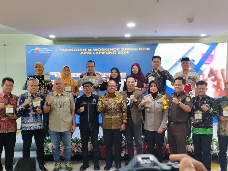 PJ gubernur Lampung Samsudin dan para penerima Penghargaan Nominasi pengelolaan Website SMA SMK dan Madrasah di Lampung. Foto: Wildanhanafi/berandalappung.com