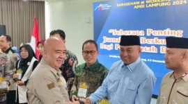 Dewan Etik AMSI menyerahkan penghargaan prestasi pengelolaan Website kepada MAN 2 Bandar Lampung. Foto: Wildanhanafi/berandalappung.com