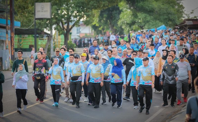 PJ Gubernur Lampung Jalan Sehat HUT Korpri ke-53. Foto: Adpim