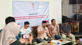 Wahrul Fauzi Silalahi disaat konferensi pers di kantornya. Foto: Wildanhanafi/berandalappung.com