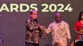 Penghargaan diserahkan Menteri Hak Asasi Manusia (HAM) Natalius Pigai pada Malam Penganugerahan Jaringan Media Siber Indonesia (JMSI) Award 2024. Foto: Biro Adpim