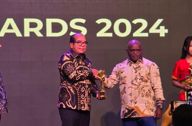 Penghargaan diserahkan Menteri Hak Asasi Manusia (HAM) Natalius Pigai pada Malam Penganugerahan Jaringan Media Siber Indonesia (JMSI) Award 2024. Foto: Biro Adpim