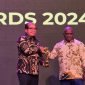 Penghargaan diserahkan Menteri Hak Asasi Manusia (HAM) Natalius Pigai pada Malam Penganugerahan Jaringan Media Siber Indonesia (JMSI) Award 2024. Foto: Biro Adpim