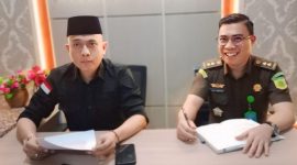 Aspidsus Kejati Lampung Armen Wijaya mengenakan baju hitam saat memberikan keterangan. 