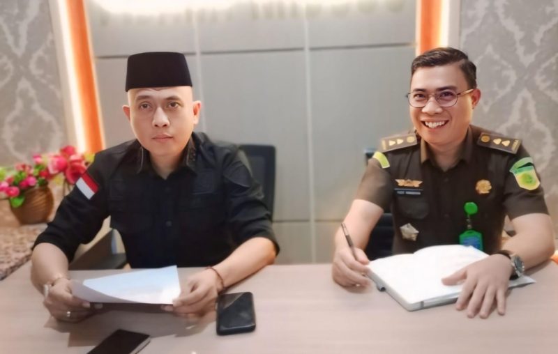 Aspidsus Kejati Lampung Armen Wijaya mengenakan baju hitam saat memberikan keterangan. 