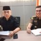 Aspidsus Kejati Lampung Armen Wijaya mengenakan baju hitam saat memberikan keterangan. 