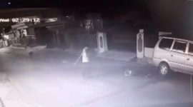 Rekaman CCTV yang melihatkan penyerangan yang dilakukan kelompok pemuda dengan senjata tajam di Bandarlampung, Rabu (18/12/2024). 
