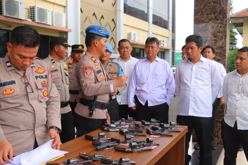Polresta Bandar Lampung memeriksa puluhan senjata api (senpi) milik personel.