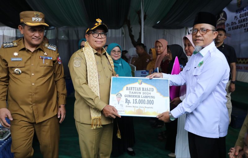 PJ Gubernur Lampung berikan bantuan Masjid tahun 2024. Foto: Biro Adpim. 