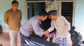 Kapolresta Bandar Lampung Kombes Pol Abdul Waras, S.I.K., mengunjungi kediaman Barlian (58), seorang driver ojek online yang menjadi korban tindak pidana pencurian. 
