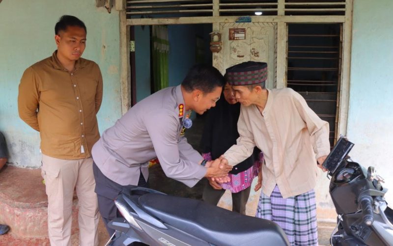 Kapolresta Bandar Lampung Kombes Pol Abdul Waras, S.I.K., mengunjungi kediaman Barlian (58), seorang driver ojek online yang menjadi korban tindak pidana pencurian. 