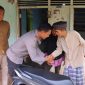 Kapolresta Bandar Lampung Kombes Pol Abdul Waras, S.I.K., mengunjungi kediaman Barlian (58), seorang driver ojek online yang menjadi korban tindak pidana pencurian. 