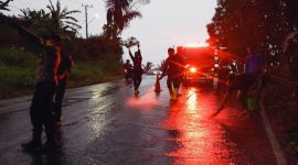 Satlantas Polresta Bandar Lampung bergerak cepat mengatasi tumpahan solar. 