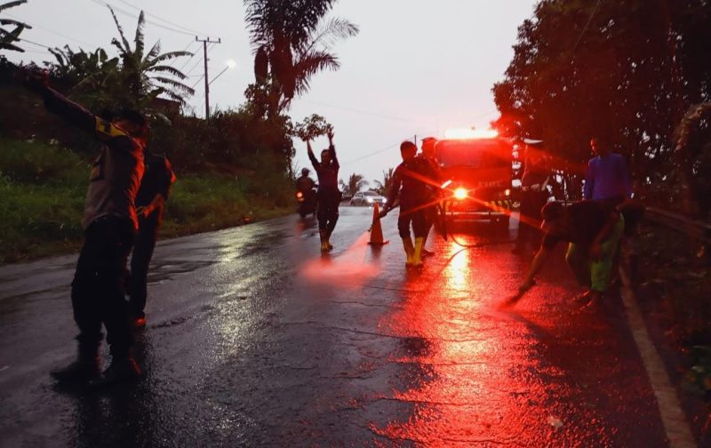 Satlantas Polresta Bandar Lampung bergerak cepat mengatasi tumpahan solar. 