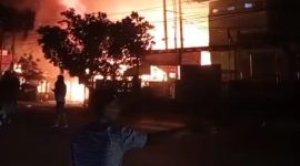 Kebakaran hebat melanda sebuah rumah makan dan rumah kosong di Jl. Yos Sudarso, Kelurahan Sukaraja. 