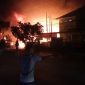 Kebakaran hebat melanda sebuah rumah makan dan rumah kosong di Jl. Yos Sudarso, Kelurahan Sukaraja. 