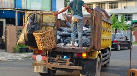 Mobil pengangkut sampah Dinas Lingkungan Hidup Kota Bandar Lampung. Foto: Wildanhanafi/berandalappung.com