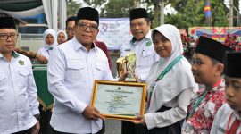 PJ Gubernur Lampung Samsudin dan Ka. Kemenag Provinsi Lampung Puji Raharjo memberikan Penghargaan kepada siswa Prestasi. Foto: Biro Adpim. 