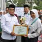PJ Gubernur Lampung Samsudin dan Ka. Kemenag Provinsi Lampung Puji Raharjo memberikan Penghargaan kepada siswa Prestasi. Foto: Biro Adpim. 