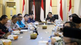 Pj Sekertaris Daerah Provinsi Lampung Fredy memimpin Rapat Penyelenggaraan Haji Tahun 2025. Foto: Biro Adpim Lampung. 