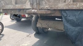 Pantauan truk usang pengangkut sampah bocor air lindi di lampu merah jalur dua Palapa Bandar Lampung. Foto: Wildanhanafi/berandalappung.com