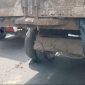 Pantauan truk usang pengangkut sampah bocor air lindi di lampu merah jalur dua Palapa Bandar Lampung. Foto: Wildanhanafi/berandalappung.com