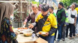 Masyarakat Bandar Lampung berbondong-bondong santap makan siang gratis di PWI Lampung. Foto: Wildanhanafi/berandalappung.com