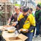 Masyarakat Bandar Lampung berbondong-bondong santap makan siang gratis di PWI Lampung. Foto: Wildanhanafi/berandalappung.com