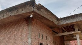 Kondisi rumah tertimpa tiang listrik PLN. Foto: Ist