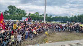 Ratusan petani berhasil menjebol kawat berduri di Pemprov Lampung. Foto: Wildan hanafi/berandalappung.com