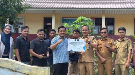 Co-Founder Riza Net, Riza Fahlevi menyerahkan bantuan internet gratis kepada sekolah SD 11 Way Khilau. Dok: berandalappung.com